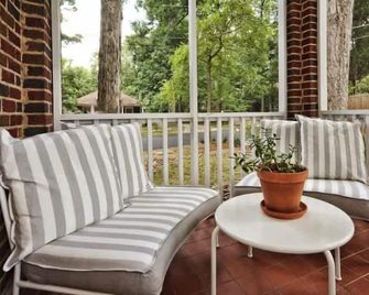 The Home Collection: Historic Step-Free 2br, Pet Friendly & Close to Atrium Cmc - Charlotte - Balkon
