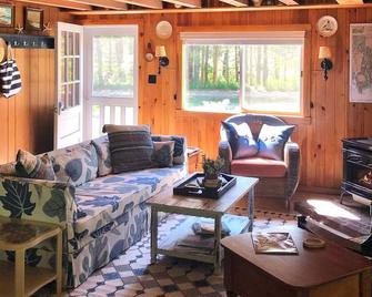 3 bedroom cottage only 187 steps away from Popham Beach! - Phippsburg - Living room