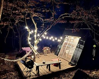 Remote Mountain A-Frame with BBQ Perfect for Nature Lovers in West Virginia - Charleston - Patio