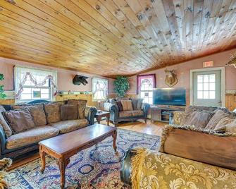 Lanesville Home with Pool Table, Bar and Deck! - Lanesville - Sala de estar