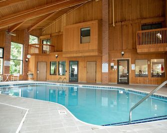 Lomira Inn and Suites - Lomira - Piscina