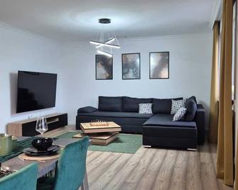 Luxsuite Still und Komfort 1 Balkon Grill TV-75 Zoll - Dinslaken - Living room