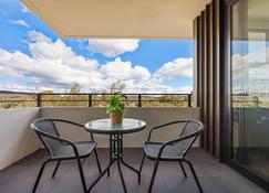 Spacious & Open 2 bd 2bth Unit in Canberra City - Canberra - Balcony