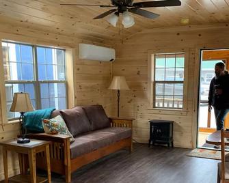 Brewery Farm Retreat : Stephen King - Monson - Sala de estar