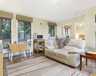 Gisborne Peak Winery Short Term Stays - Gisborne - Living room