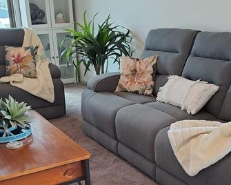 Cummins Cottage - Broken Hill - Living room