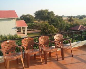 Spacious, close to nature, peace and tranquility yet close to the city of Bhopal - Bhopal - Balcony