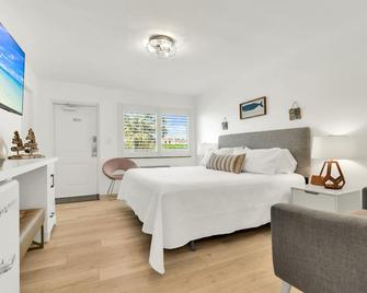 Boutique Hotel King Room 1 Block from the Beach! - Deerfield Beach - Schlafzimmer