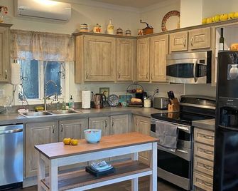 Farmhouse near Harbin Hot Springs with 3 bedrooms, 2 guest cabins, creek access - Middletown - Cocina