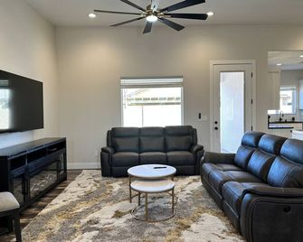 Modern Mesquite New Home perfect for golfers and families alike. - Mesquite - Living room
