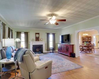 Charming Georgetown Home - Walk to Downtown! - Georgetown - Living room