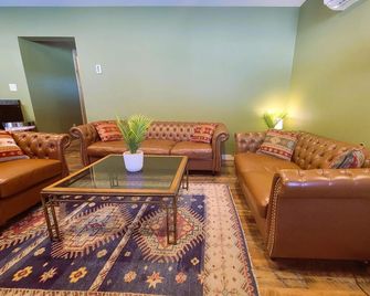Cold Brook Lodge - 2 and 3 Bedroom Luxury Apartments - Lake Placid - Living room