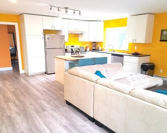 Bright, Beautiful Guesthouse in Sunny Brackendale - Squamish - Kitchen