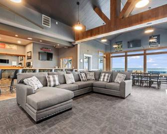 HarborBeach Haven & Event Lodge! 300' of Lakefront - Harbor Beach - Lounge