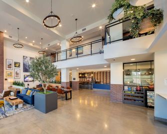 Ayres Hotel Rialto Fontana - Redlands - Salónek