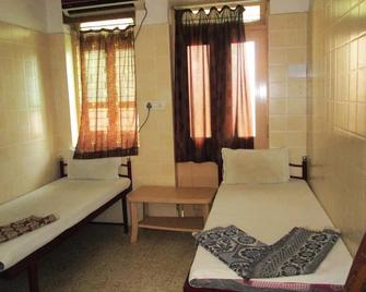 Hotel Shaktiraj - Rajkot - Bedroom