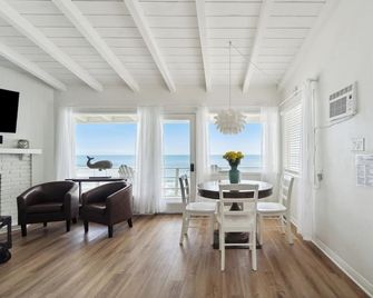 The Surfrider Bungalow on Carbon Beach - Malibu - Comedor