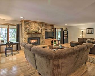 Spacious Verndale Home with Backyard Fire Pit! - Wadena - Living room