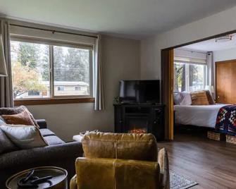 McCall Suite Spot: 1-bedroom with indoor fireplace - McCall - Living room