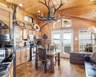 Back of the Moon at CrossTimbers Marina - Skiatook - Kitchen