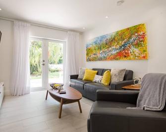 Luxury Beach Home W/ Heated Saltwater Pool & Amazing Location; Nyc Abstract Art - Fort Lauderdale