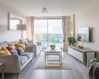Riverview Apartments - Glasgow - Living room
