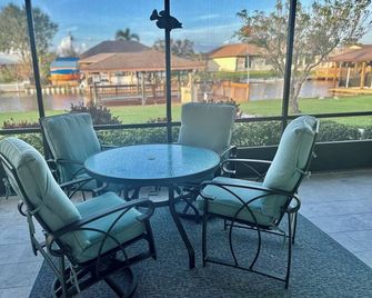 Charming 2-bedroom house with AC, WiFi on canal with Lake June access! - Lake Placid - Patio