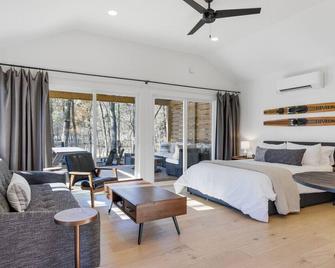 Urban Rustic Boathouse on Cove - Gallatin