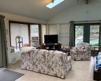 The Lake Tapps Bungalow - Bonney Lake - Living room