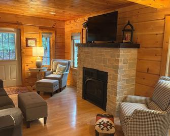 Door County-Cozy Cabin Nestled In The Woods, And Close To All DC Has To Offer! - Baileys Harbor - Obývací pokoj