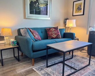 Just a few steps from Carpinteria State Beach. Bright, clean and cozy. - Carpinteria - Wohnzimmer