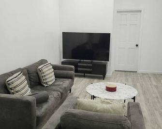 Room for rent, 20 min away from Manhattan, near trains,stores and malls. - Brooklyn