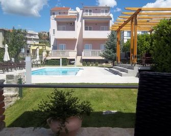 Beach Hotel Bozikovina - Подстрана - Басейн