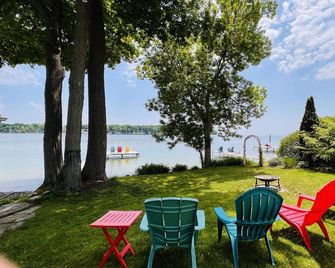 4 seasons waterfront cottage with hot tub on Lake Simcoe - Orillia - Innenhof