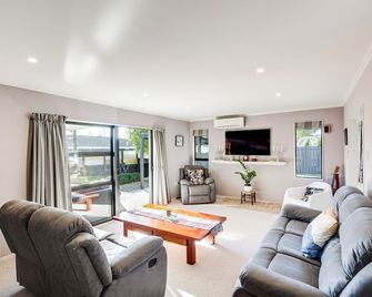 Village Close - prime location in Havelock North! - Havelock North - Living room