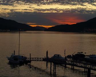 Sea Coast Inn One Bedroom Ocean Front Apartment With full Kitchen - Port Moody - Outdoors view