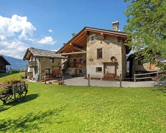 Apartment 'Lo Trapey' with Shared Terrace, Shared Garden and Wi-Fi - Charvensod - Edificio