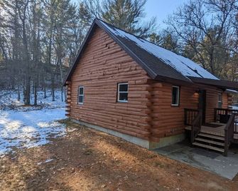Cozy Log Cabin Nestled in the Pines but just Minutes to Everything! - Wisconsin Dells - Building