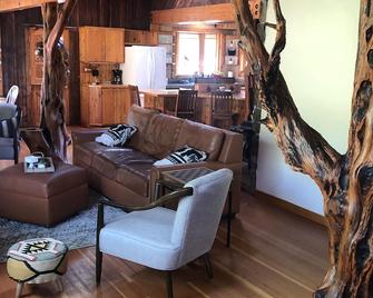 Beautiful creek side log home, lots of open space but only minutes to town. - New Castle - Sala de estar