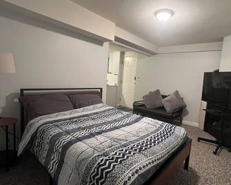 Cozy Delightful Home in Quiet Neighborhood - Maple Ridge - Bedroom