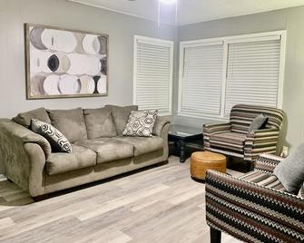 Cozy 3/1.5 with a 1960's retro kitchen. Pet friendly! - Texas City - Living room