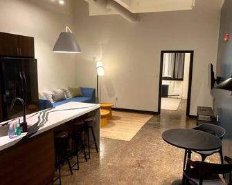 3E-New Apartment -5 min from Downtown, sleeps 4 - Pittsburgh - Wohnzimmer