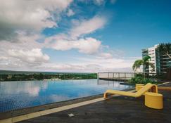 Condo Apartment in Mactan Newtown - Lapu-Lapu City - Pool