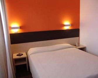 Hotel Milano - Ancona - Bedroom