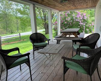 Northporch Farmhouse - Rochester - Patio