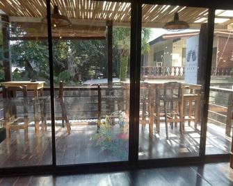 Laule a Hostel in El Nido town center (Family room) - El Nido - Patio