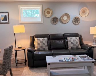 Downstairs Apt, Pet-Friendly, Firepit, Close to Acadia & Bass Harbor Lighthouse! - Tremont - Living room
