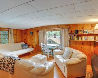 Rustic Berkshires Cottage at Lake Buel with Kayaks! - New Marlborough - Living room