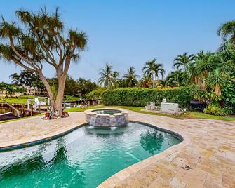 Delightful waterfront home with pool/spa, patio, & great views - Palm Beach Gardens - Pool