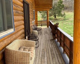 Luxury Cabin on 20 Acres with Mountain Views - Mesa - Patio